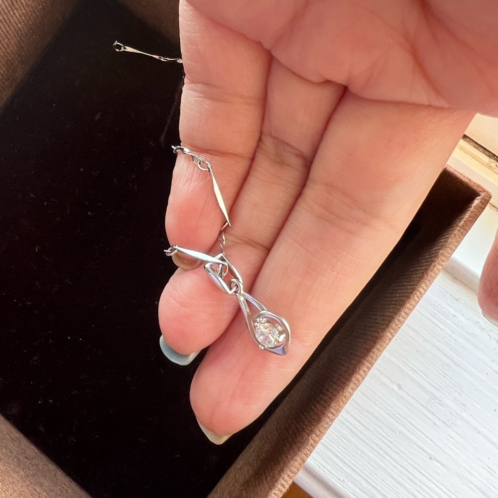 Elegant Silver Necklace with Pendant - Picture 5 of 7